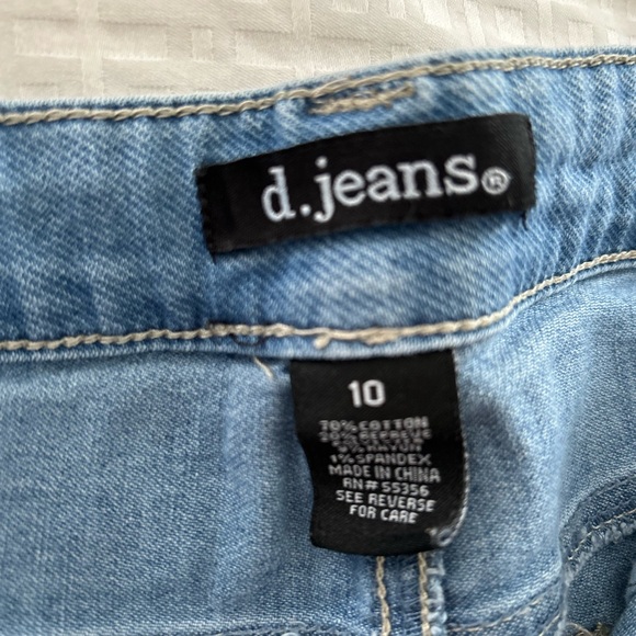 d. Jeans distressed denim shorts - Picture 2 of 3